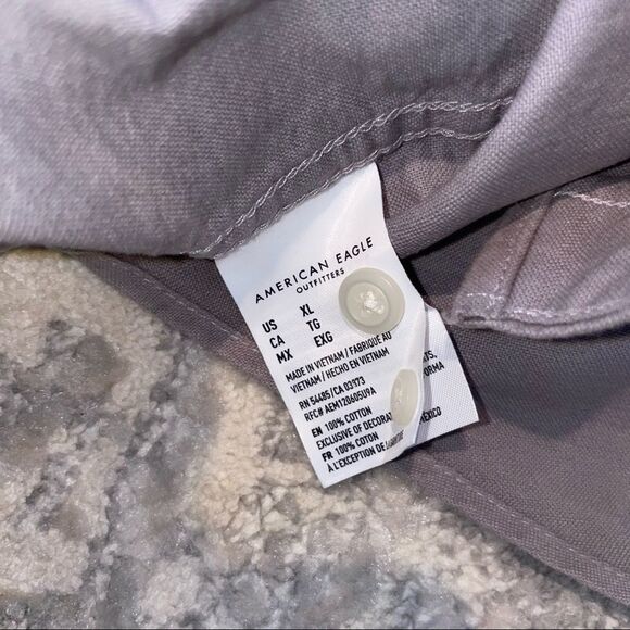 🚨 3 for $25 - AEO Classic Fit Button Down Shirt - Picture 6 of 9